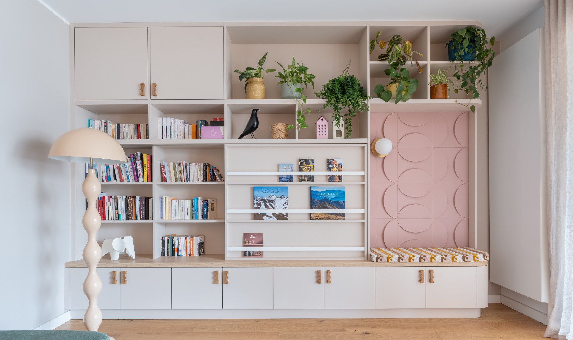 Ce meuble sur mesure est idéal pour les amateurs de design qui recherche esthétique, fonctionnalité et gain de place.