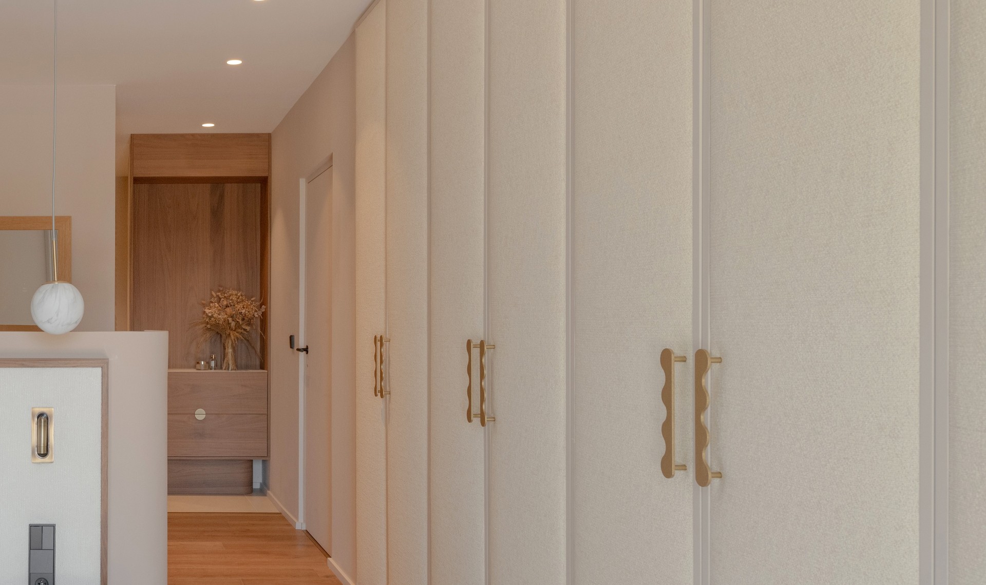 Une ambiance douce et lumineuse domine cette suite parentale. Avec ses portes tapissées de tissus, des détails soignés, la master bedroom est conçue comme un cocon élégant et raffiné.