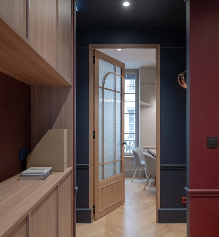 Ces portes sur mesure sont réalisées en chêne massif, un bois noble reconnu pour sa solidité, sa longévité et son esthétisme intemporel.