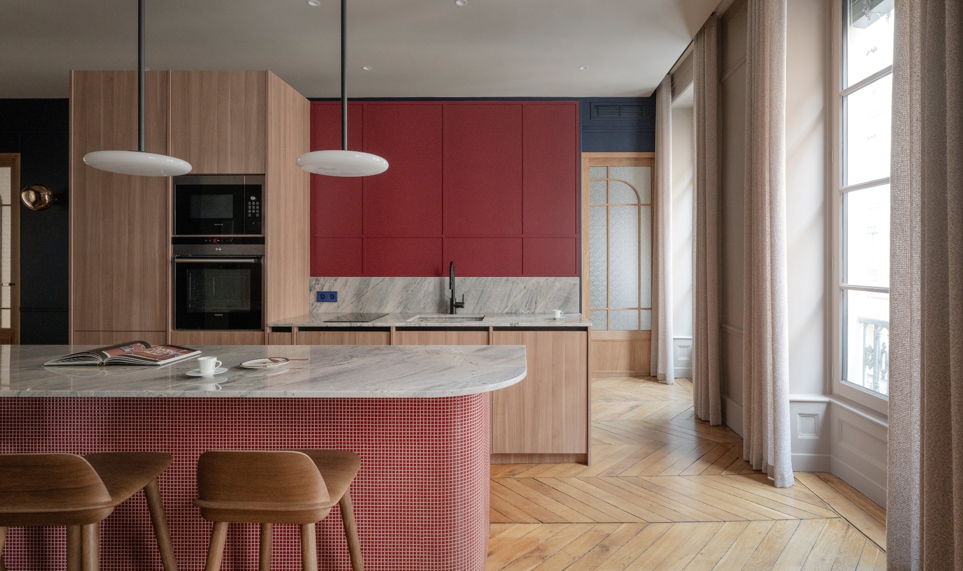 Cette cuisine sur mesure se distingue par une alliance raffinée de matières nobles et de teintes chaleureuses, pensée pour conjuguer esthétisme et fonctionnalité.