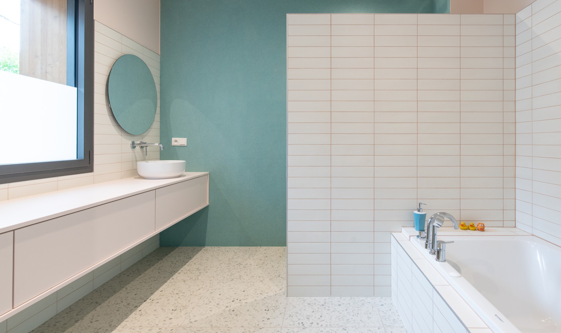 Le meuble de salle de bains n'est plus uniquement fonctionnel, mais affiche de belles lignes déco.