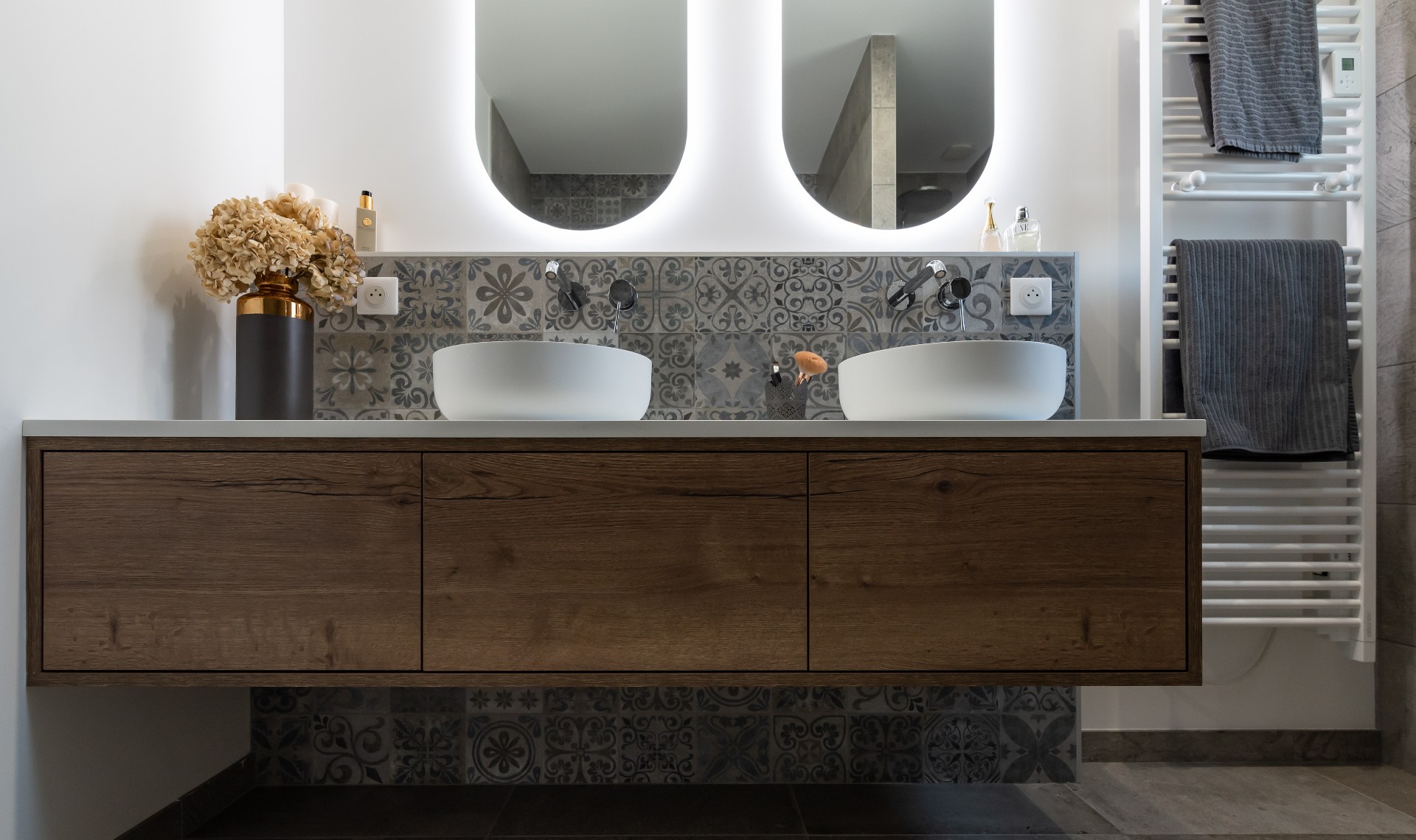 Style et raffinement s'invitent dans cette salle de bains