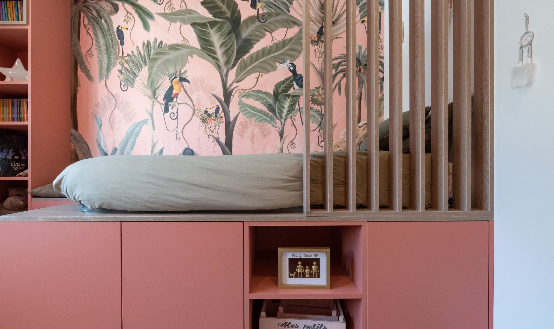 Les petits aussi ont le droit à leur décorateur ! Comment placer un lit, ajouter des rangements tout en restant esthétique? 