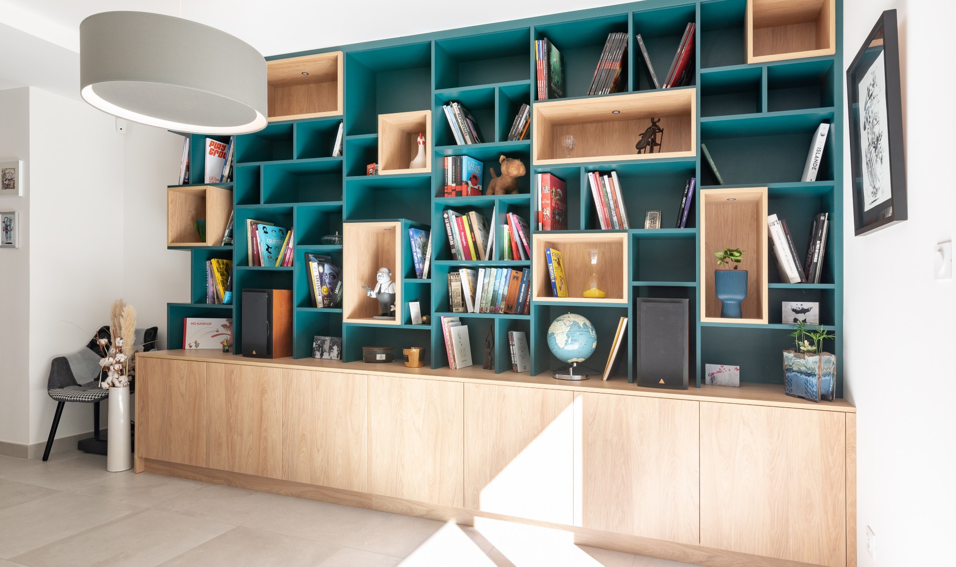 Succombez au charme d'une bibliothèque colorée !