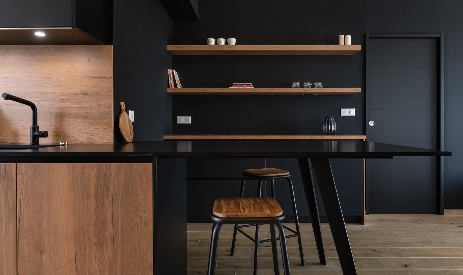 Elégante & tendance, la cuisine noire et bois nous séduit toujours plus.