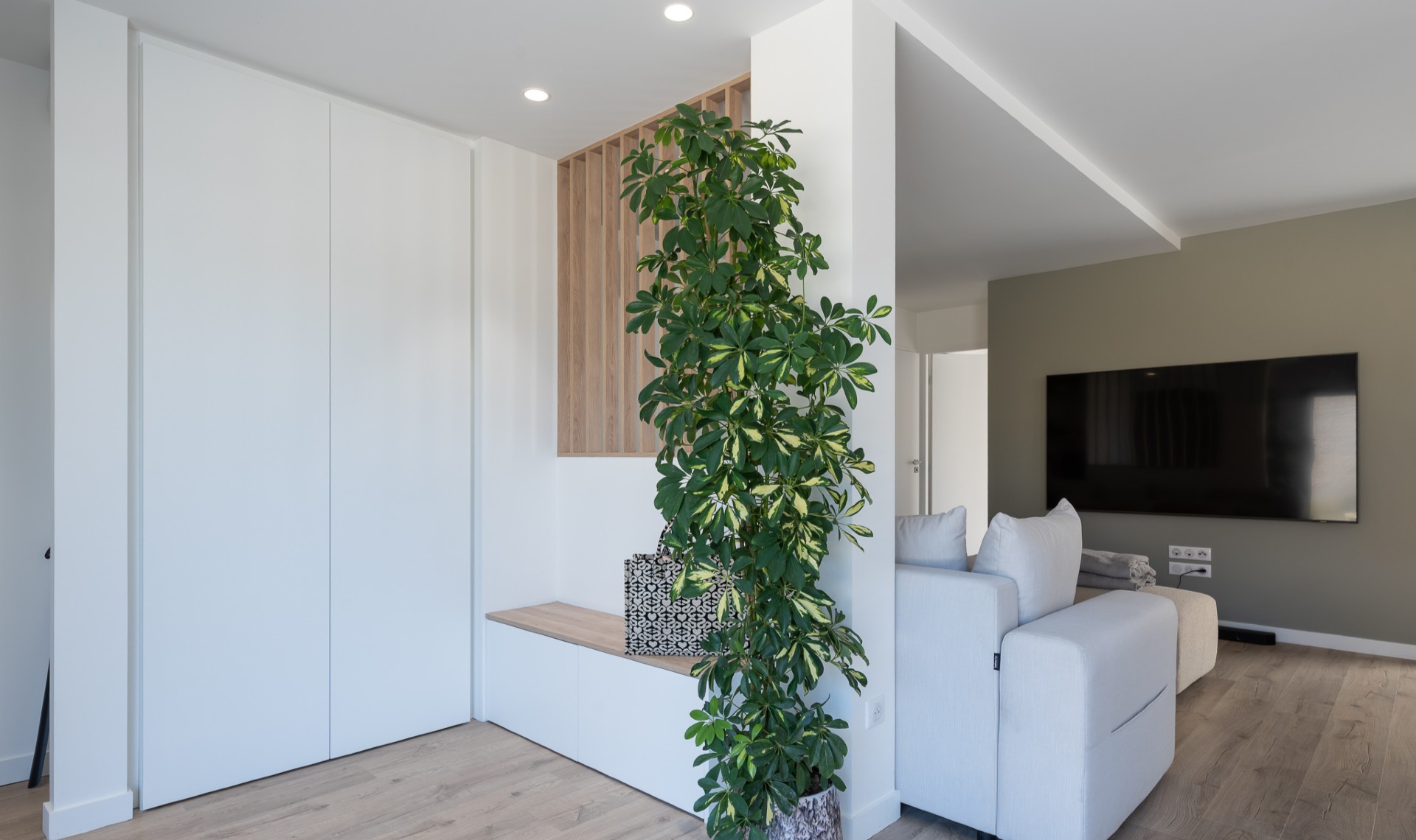 Pour structurer l'intérieur et aménager des espaces plus intimes, vous pouvez opter pour une option déco et lumineuse : le claustra d'intérieur !