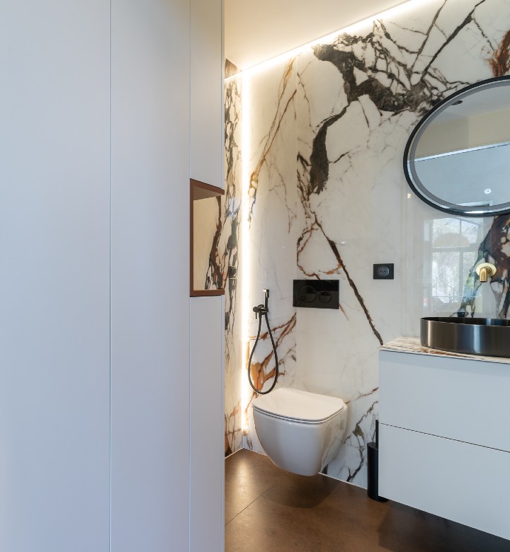 Une salle de bain à la fois sophistiquée et optimisée.