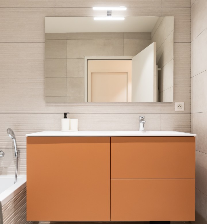 La salle de bain est un espace dédié à la relaxation et à la détente. On y choisit volontiers des couleurs flamboyantes!