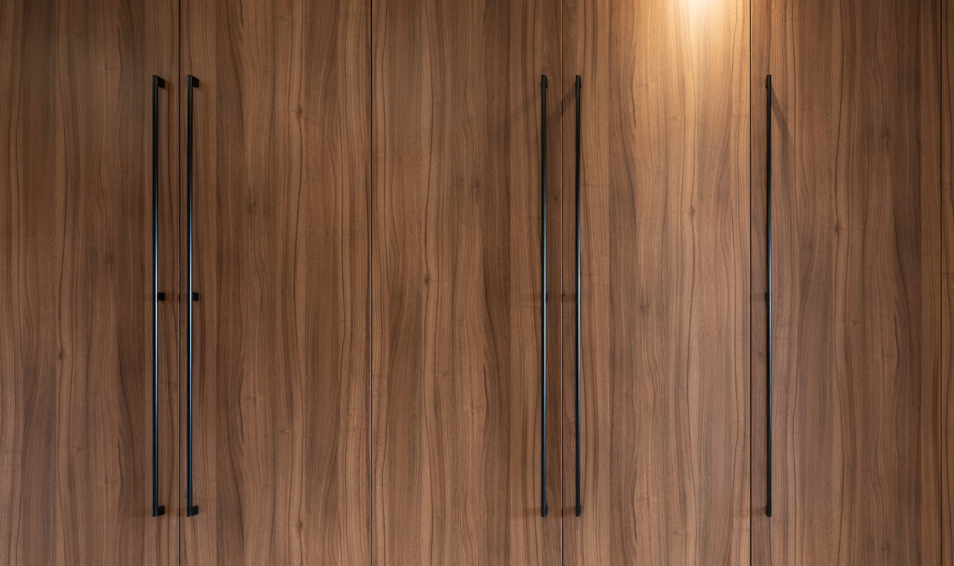 Le dressing est très convoité pour conférer un beau volume de rangement à la chambre comme pour parfaire le style du coin nuit.