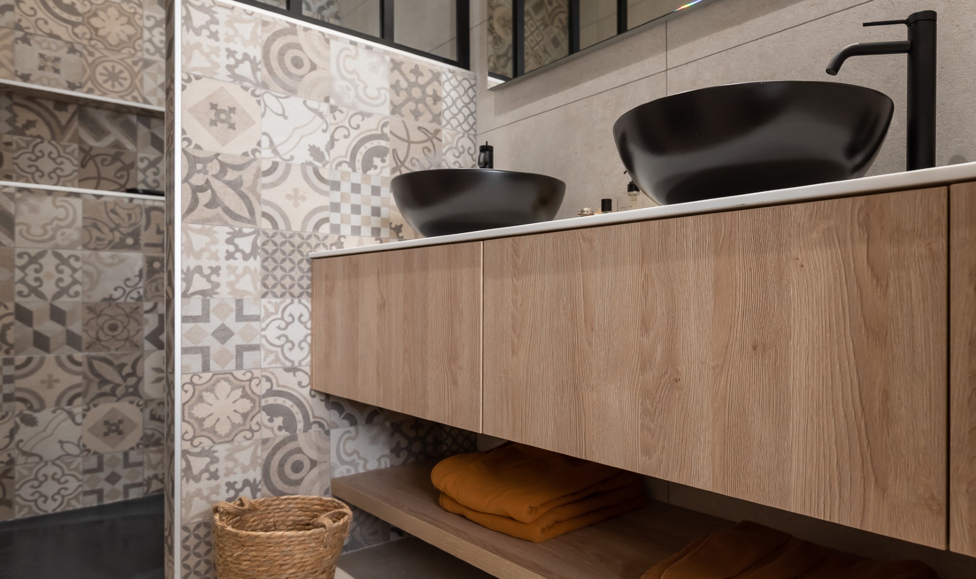 Même les plus petites salle de bains peuvent faire place à un meuble avec deux vasques !