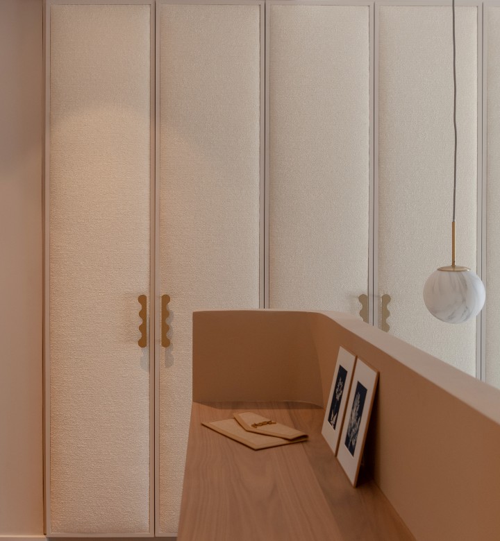 Une ambiance douce et lumineuse domine cette suite parentale. Avec ses portes tapissées de tissus, des détails soignés, la master bedroom est conçue comme un cocon élégant et raffiné.