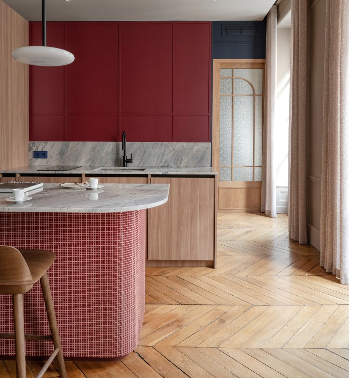 Cette cuisine sur mesure se distingue par une alliance raffinée de matières nobles et de teintes chaleureuses, pensée pour conjuguer esthétisme et fonctionnalité.